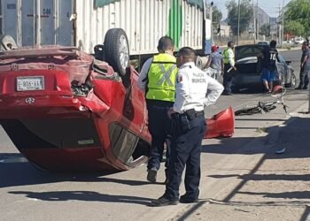 Una persona herida por aparatoso choque y volcamiento en Hermosillo; un tercer conductor huyó del sitio (VIDEO)