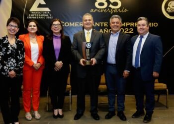 Canaco Hermosillo otorga reconocimiento a Comerciante y Empresario del año 2023