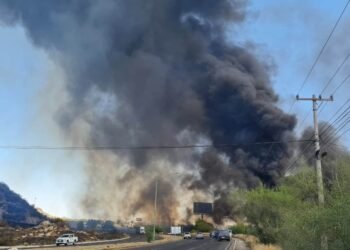 Última Hora: Se registra fuerte incendio en yunke en la carretera Hermosillo-Nogales