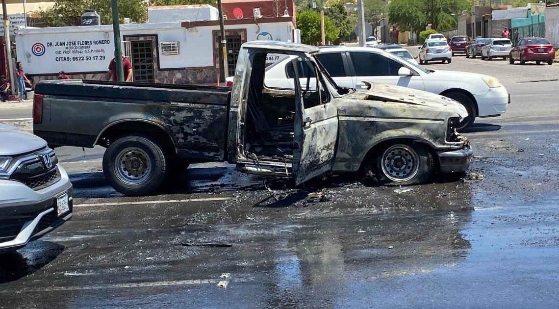 Hermosillo: “Arde” vehículo pick up en plena calle de la colonia Villa de Seris