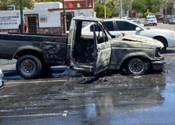 Hermosillo: “Arde” vehículo pick up en plena calle de la colonia Villa de Seris
