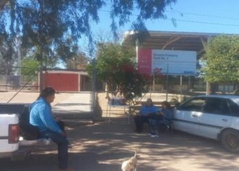 Escuela primaria Ford 3 sin aire acondicionado desde hace un año; padres exigen se atienda el problema