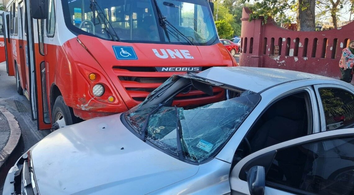 Un camionero y el conductor de un auto fueron trasladados al hospital luego de un aparatoso choque en el Centro de Hermosillo