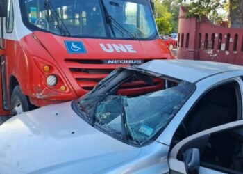 Un camionero y el conductor de un auto fueron trasladados al hospital luego de un aparatoso choque en el Centro de Hermosillo