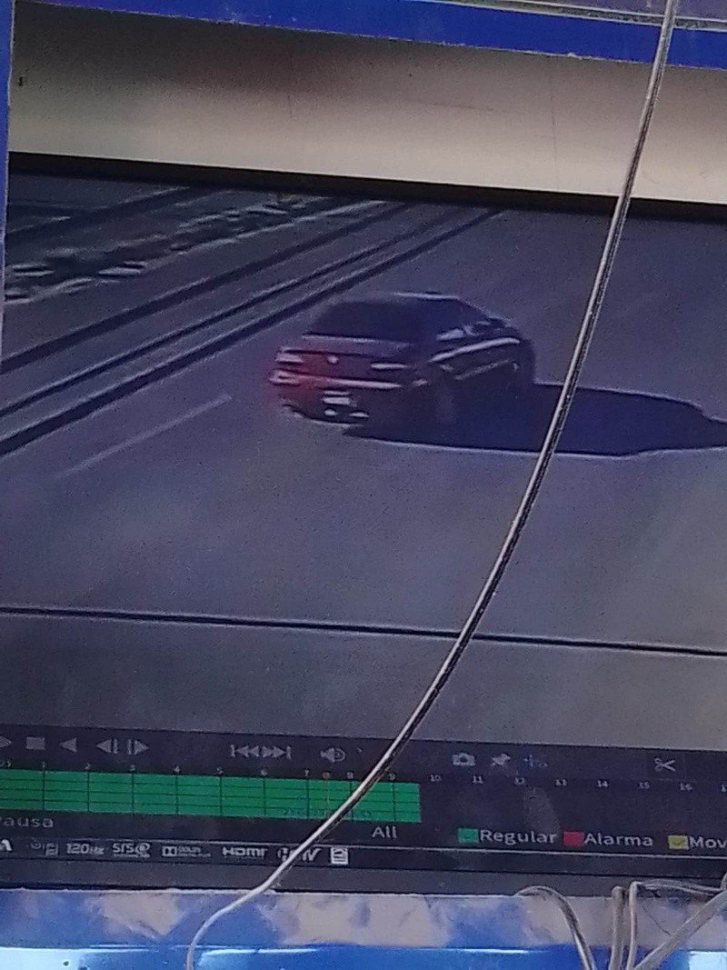 Los familiares de la afectada piden el apoyo para dar con la unidad y sospechan que es un Honda, Acura, color guinda. (Especial) 