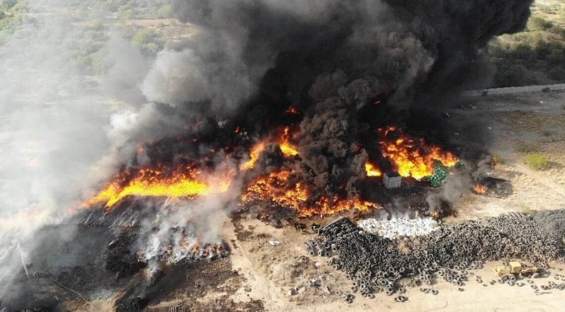 Bomberos combaten fuerte incendio en La Victoria en depósito de llantas Bomberos combaten fuerte incendio en La Victoria en depósito de llantas