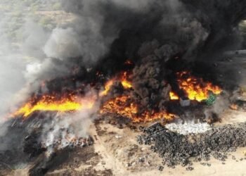 Bomberos combaten fuerte incendio en La Victoria en depósito de llantas