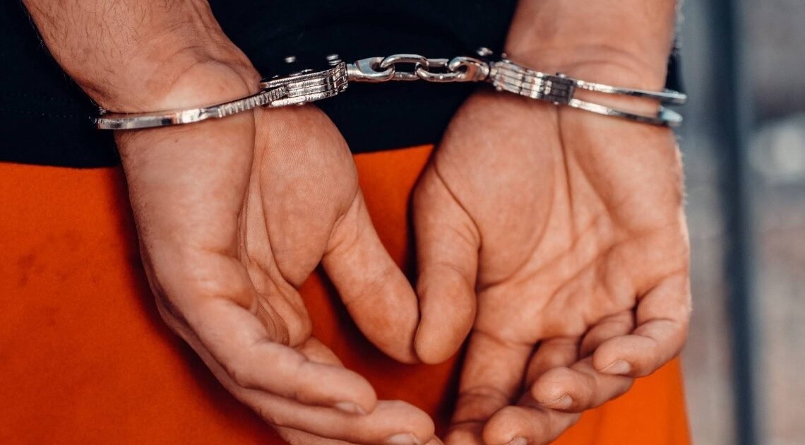 Hombre de 34 Años arrestado por amenazar y agredir a su madre Hombre de 34 Años arrestado por amenazar y agredir a su madre