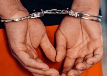 Hombre de 34 Años arrestado por amenazar y agredir a su madre