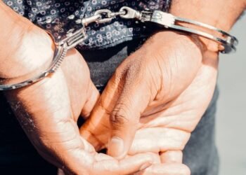 Denuncia a su pareja por gritar y amenazarla para dejarlo entrar a su casa en Hermosillo