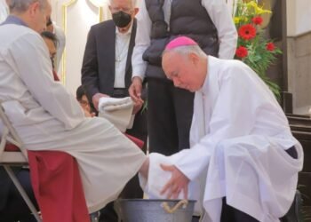 El Arzobispo de Hermosillo, Ruy Rendón Leal, evoca al señor en el lavatorio de pies