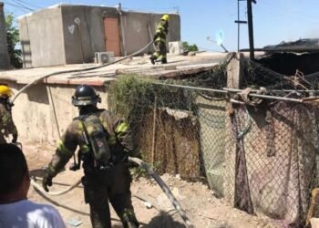 Bomberos de Hermosillo maniobran por techos para sofocar incendio