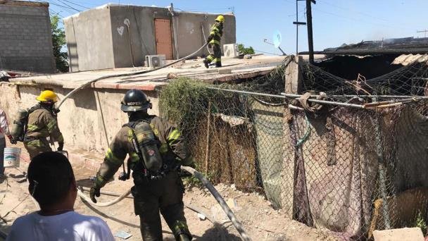 Bomberos de Hermosillo maniobran por techos para sofocar incendio Bomberos de Hermosillo maniobran por techos para sofocar incendio