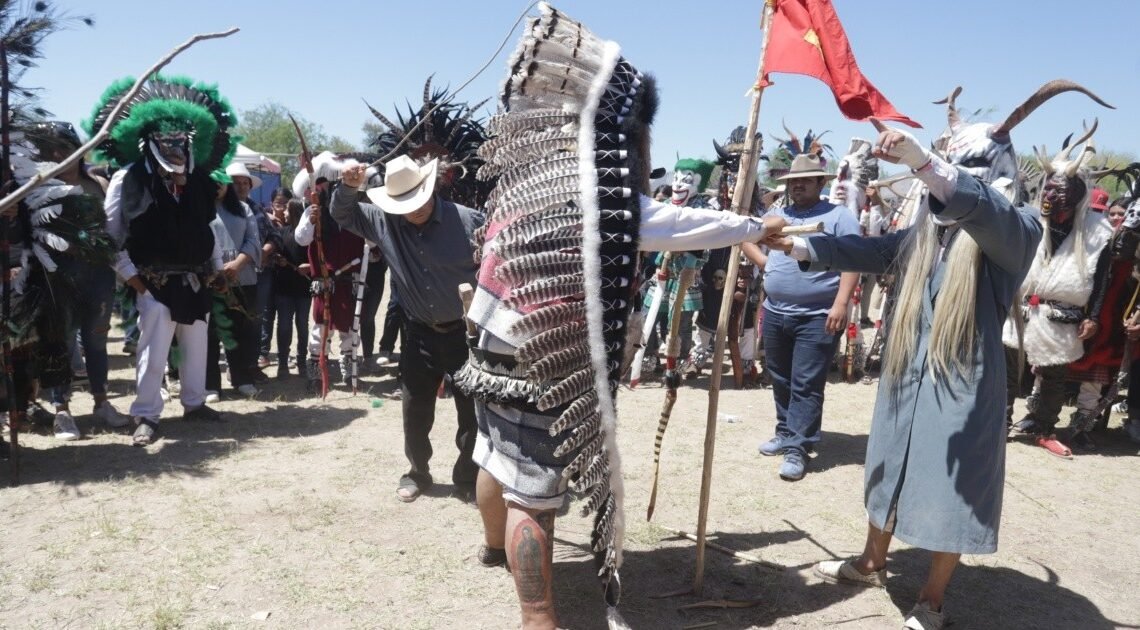 Fariseos de El Tronconal celebran Semana Santa con tradicional “chicotiza”