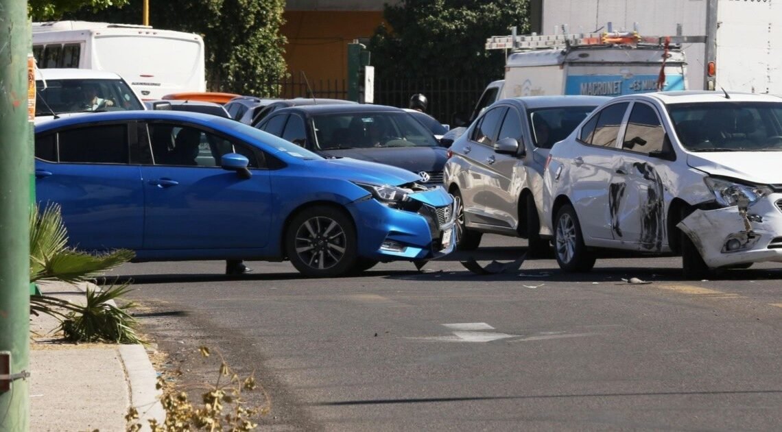 Apagón en Hermosillo provoca choque en Rosales tras afectar varios semáforos de la vialidad Apagón en Hermosillo provoca choque en Rosales tras afectar varios semáforos de la vialidad