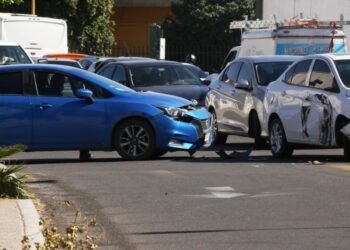 Apagón en Hermosillo provoca choque en Rosales tras afectar varios semáforos de la vialidad