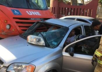 Es impactado por camión urbano tras ignorar el rojo del semáforo