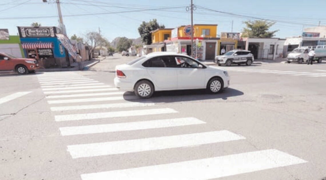 Con pintura termoplástica delimitan carriles en calles de Hermosillo