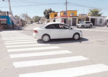 Con pintura termoplástica delimitan carriles en calles de Hermosillo