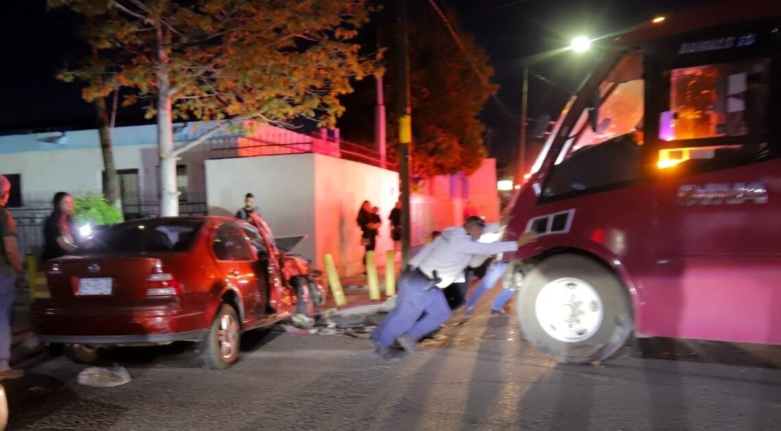 Hermosillo: Choque entre camión y auto en la colonia San Benito deja varios heridos