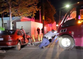 Hermosillo: Choque entre camión y auto en la colonia San Benito deja varios heridos