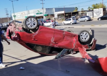 Choque en bulevar Solidaridad deja pareja lesionada y auto volcado