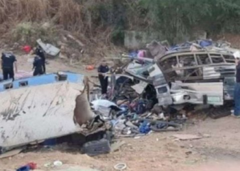 Autobús cae a barranco y deja 18 muertos; hay más de 11 niños heridos