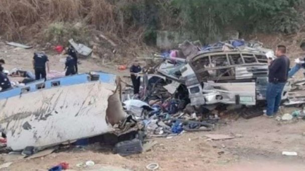 Autobús cae a barranco y deja 18 muertos; hay más de 11 niños heridos Autobús cae a barranco y deja 18 muertos; hay más de 11 niños heridos