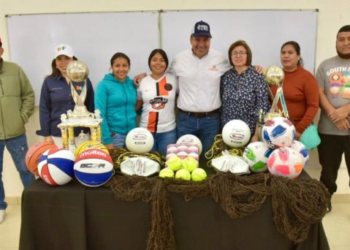 Toño Astiazarán hace entrega de material deportivo a Cobach Bahía de Kino