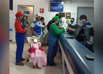 Familia mexicana va disfrazada a ver película de Mario Bros; se viralizan