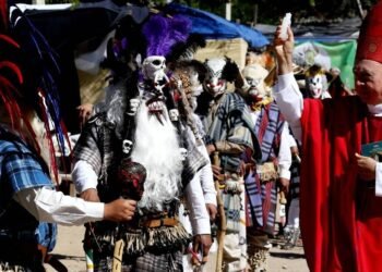 Fariseos realizaron su celebración de Domingo de Ramos; arzobispo de Hermosillo hace la tradicional bendición de palma