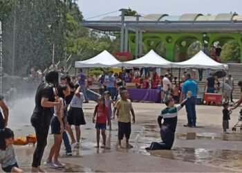 Niños y niñas festejan su día en el Parque Infantil