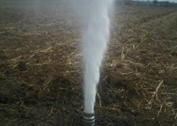 Tomas clandestinas de gasolina contaminaron canales de riego en Hidalgo