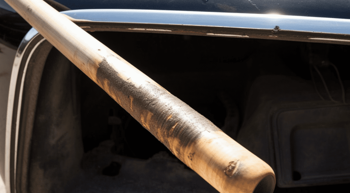 Arrestan a mujer por batear a su pareja y pick up en Hermosillo Arrestan a mujer por batear a su pareja y pick up en Hermosillo