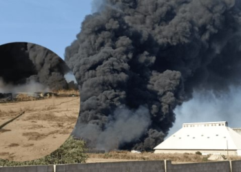 Incendio genera enorme columna de humo en el Ejido La Victoria