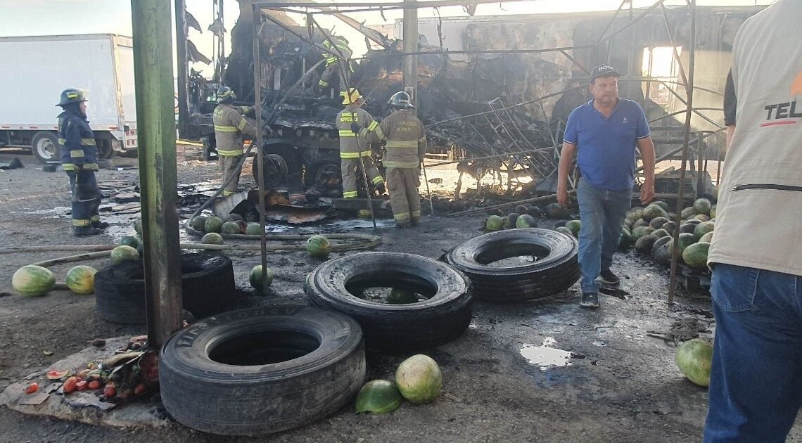 Se incendia caja de tráiler en central de abastos Francisco I. Madero y sufren pérdidas totales