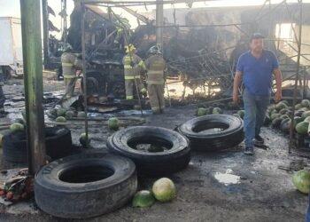 Se incendia caja de tráiler en central de abastos Francisco I. Madero y sufren pérdidas totales