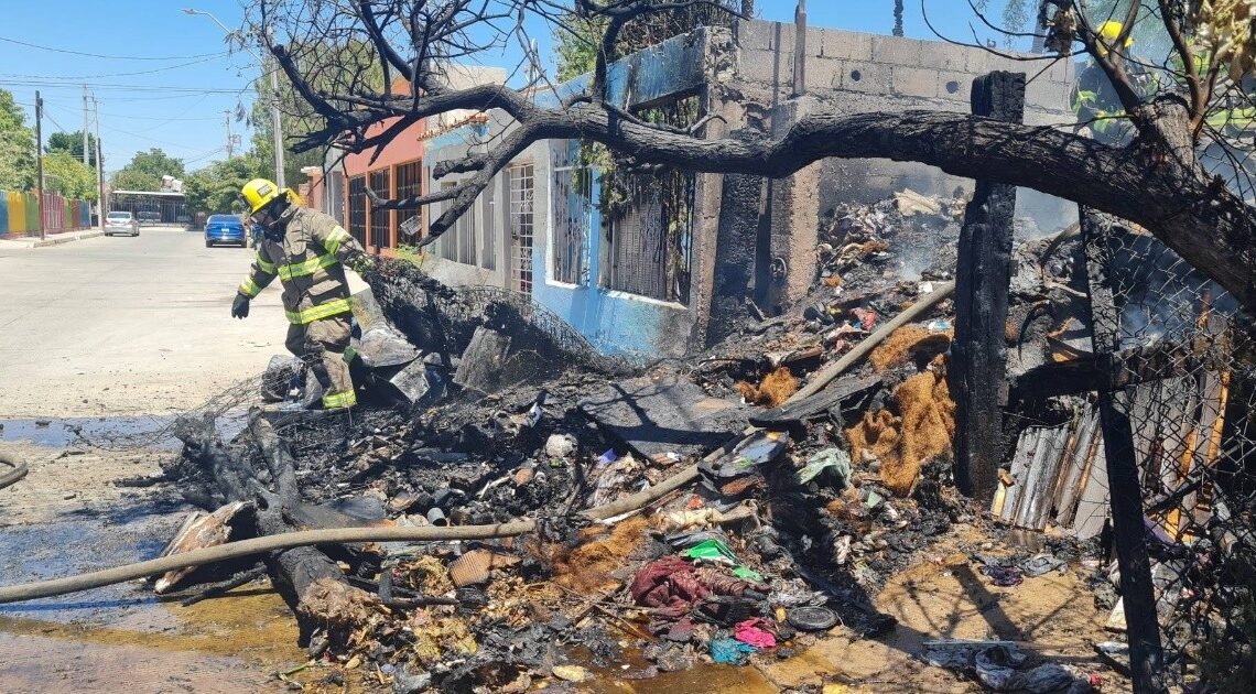 Hermosillo: Acumula desechos en su vivienda en la colonia El Apache y provoca incendio con riesgo de propagación