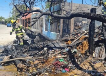 Hermosillo: Acumula desechos en su vivienda en la colonia El Apache y provoca incendio con riesgo de propagación