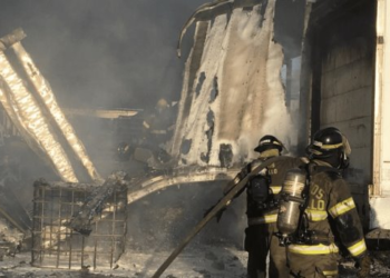 Fuego consume caja de tráiler en Central de Abastos de Hermosillo