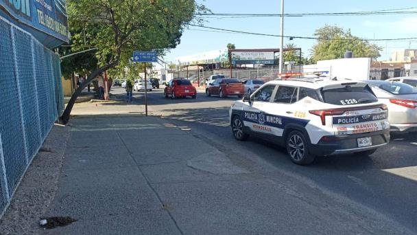 Motociclista es embestido por auto en la colonia Balderrama Motociclista es embestido por auto en la colonia Balderrama