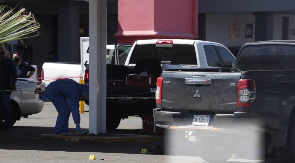 Agresión armada en estacionamiento de supermercado deja un muerto en Hermosillo Agresión armada en estacionamiento de supermercado deja un muerto en Hermosillo