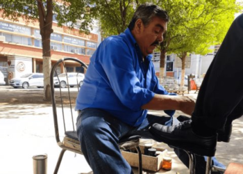 Bolero: un oficio centenario que Oscar ofrece en las calles de Hermosillo