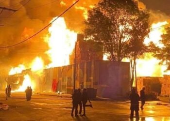 Continúa combate a incendio en Central de Abasto; inician investigación