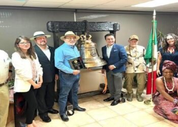 Rector de UES recibe premio de Hombre del Año en Sonora