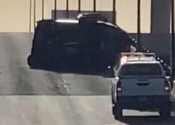 Vuelca pick up en puente de Luis Encinas y Solidaridad