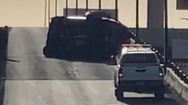Vuelca pick up en puente de Luis Encinas y Solidaridad Vuelca pick up en puente de Luis Encinas y Solidaridad