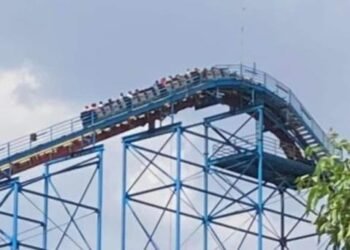 Juego mecánico sufre falla en Six Flags; personas quedan varadas en lo alto