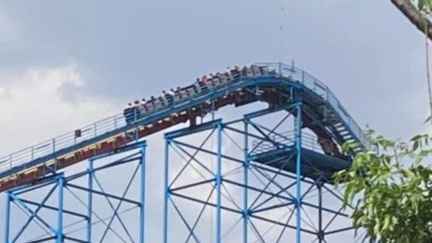 Juego mecánico sufre falla en Six Flags; personas quedan varadas en lo alto Juego mecánico sufre falla en Six Flags; personas quedan varadas en lo alto