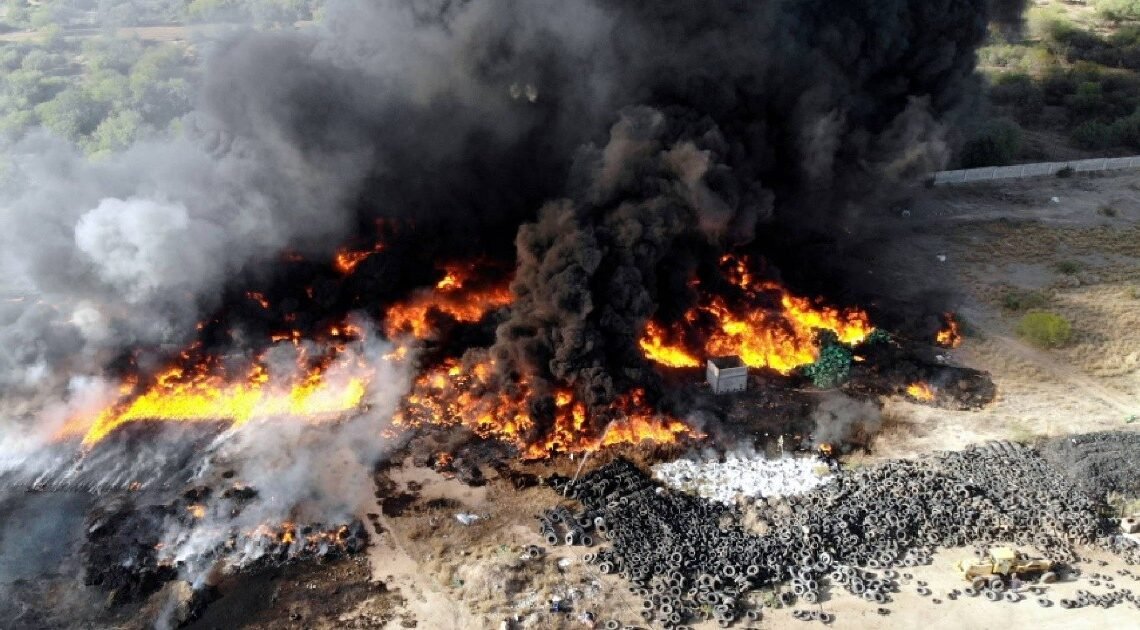 Investigan incendio de llantas en el Ejido La Victoria Investigan incendio de llantas en el Ejido La Victoria